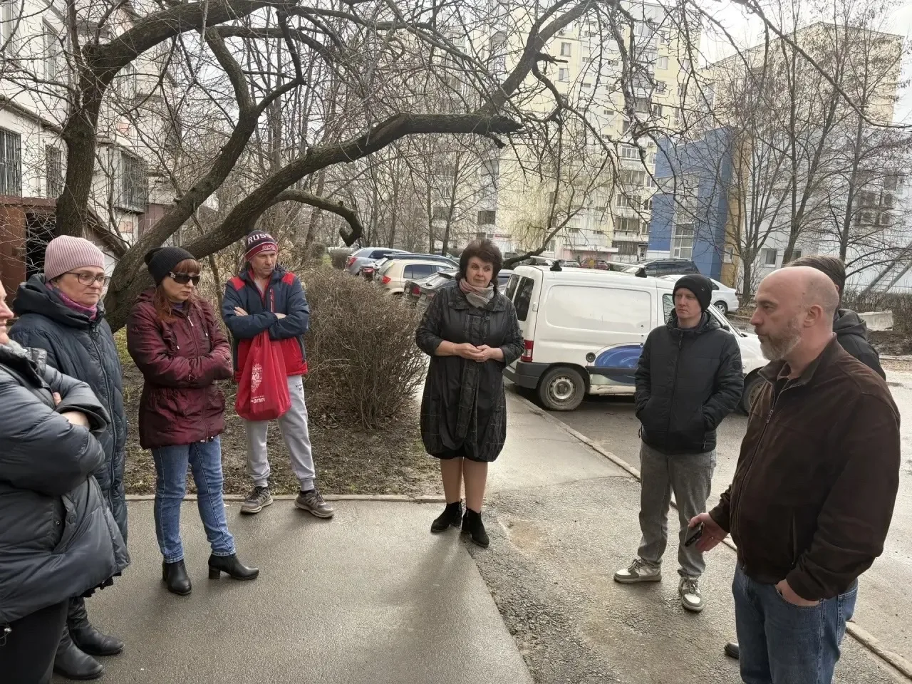 Общественный диалог: жители многоквартирного дома, управляющая компания и Общественная палата города говорили о проблемах и пути их решения.