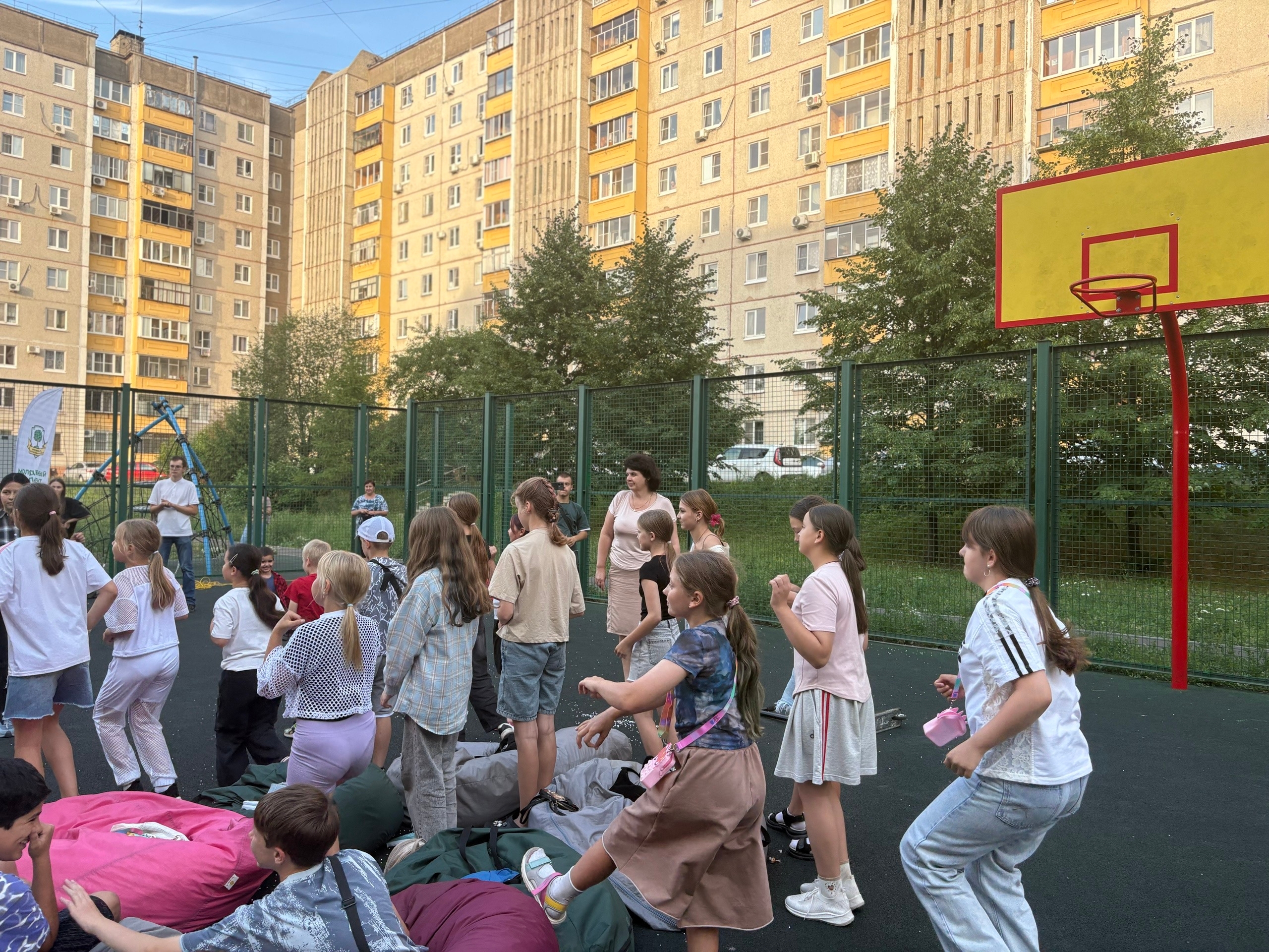 Летний праздник во дворе.