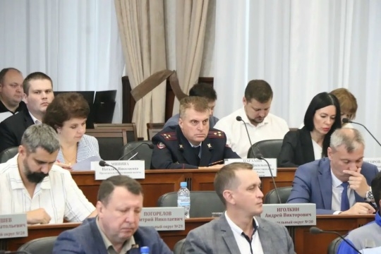 На сессии горсовета обсудили бюджет, образование, ЖКХ и сохранение исторической памяти.